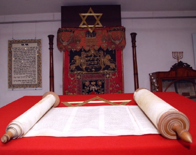 http://www.enlightened-spirituality.org/images/Judaism--Torah_scroll_synagogue_star_of_david_tapestry.jpg